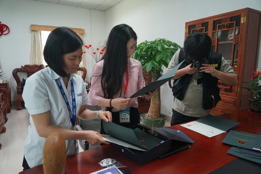 栏目组人员对97香蕉视频下载资质进行审核